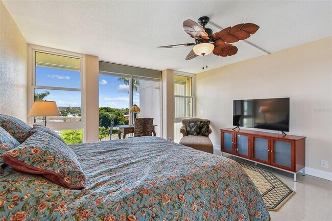 Building Photo - 7400 Sun Island Dr S