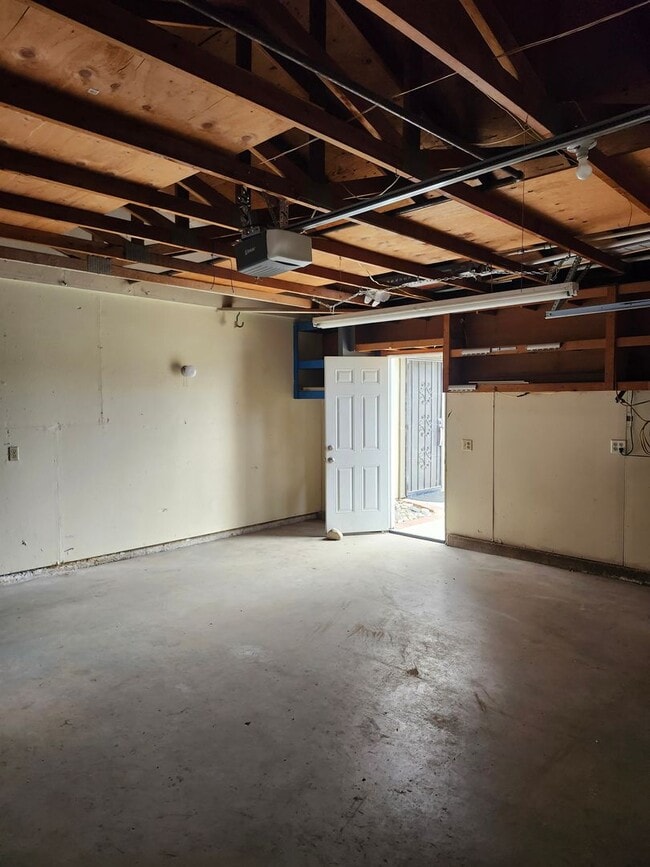 Building Photo - Inviting 3-Bedroom Home