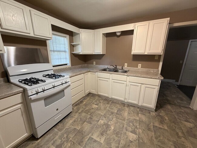 Building Photo - Cute 2 Bedroom 1 Bath