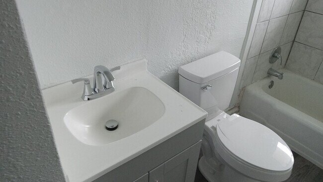 Building Photo - 2408 Maltby Ave