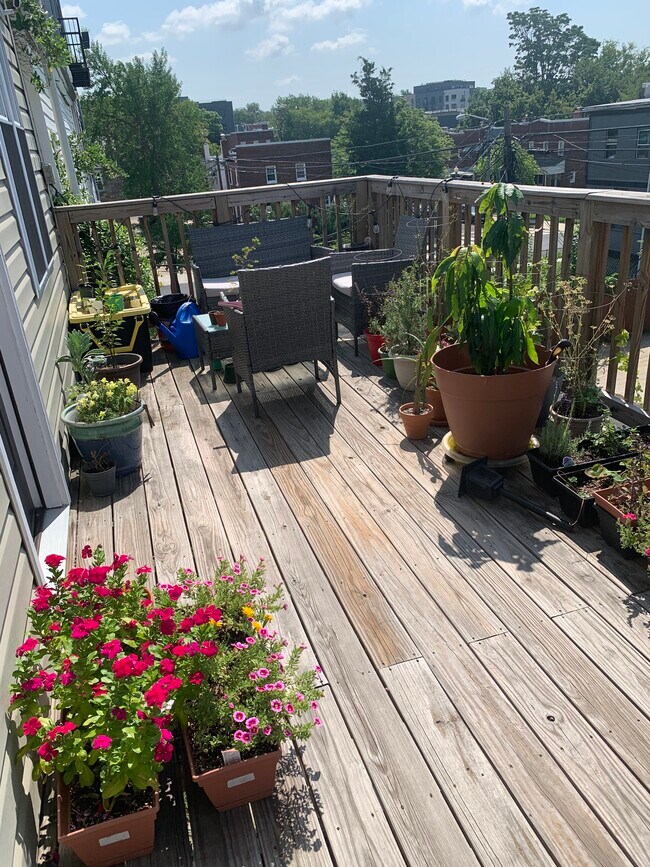 Large second story back deck - 1363 Childress St NE