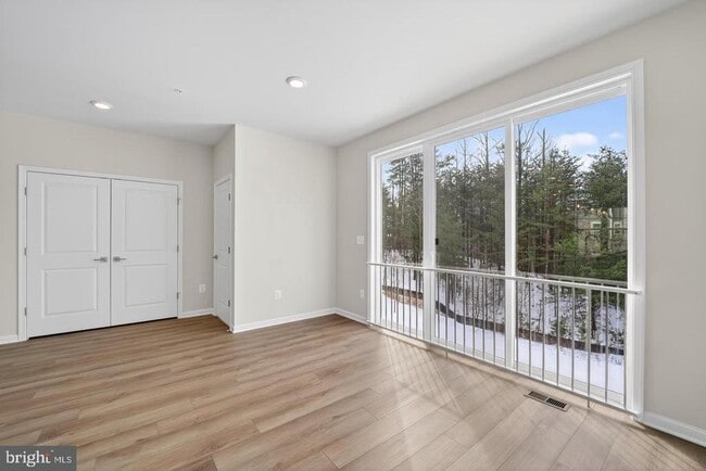 Building Photo - 2914 Lewis and Clark Ave