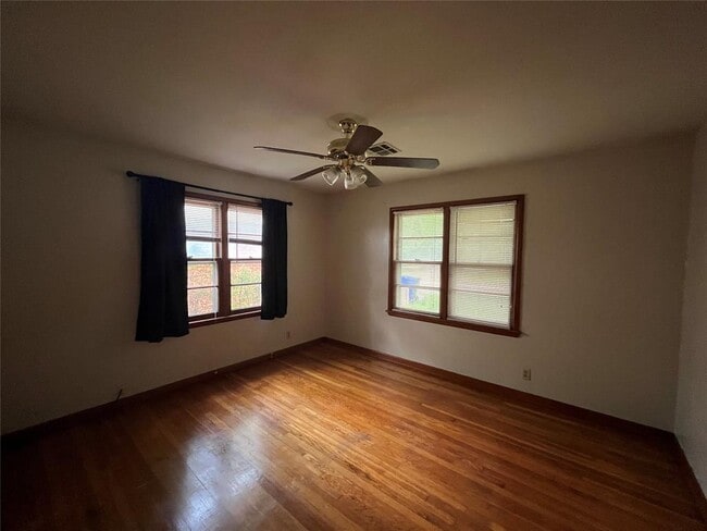 Building Photo - 511 Fleetwood Dr