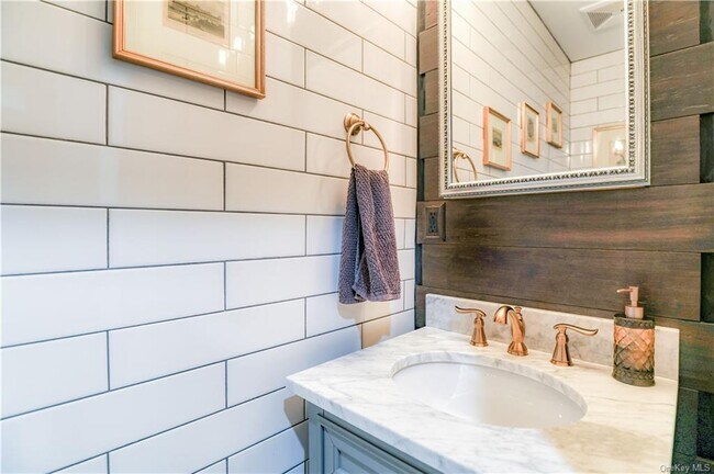 Building Photo - 105 Main St