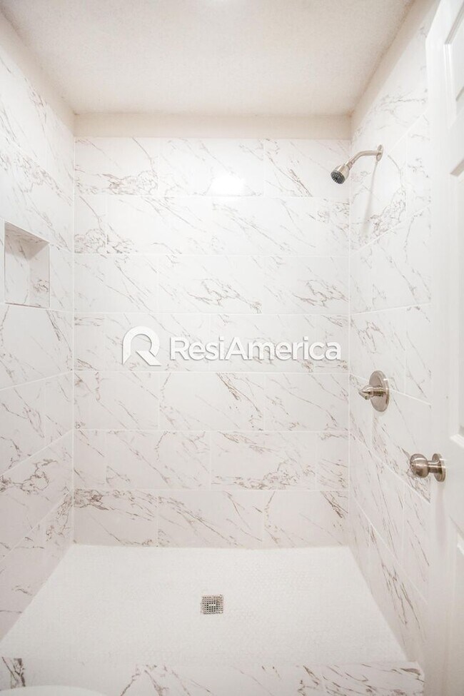 Building Photo - Newly Renovated 3/2 in 38128!
