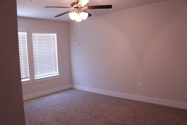 Building Photo - Beautiful New Townhome / Pet Friendly / Wi...