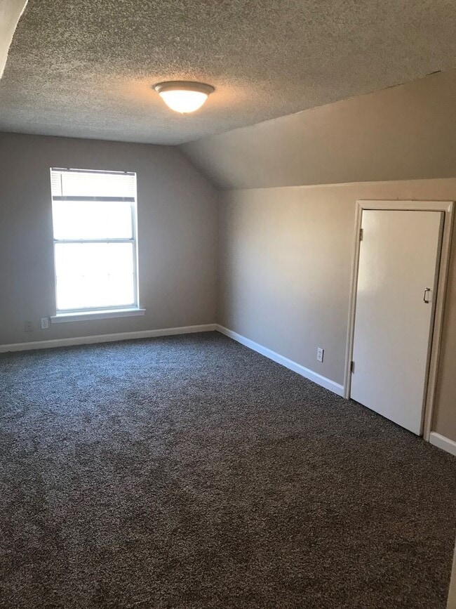 Building Photo - 2563B Carriage Dr