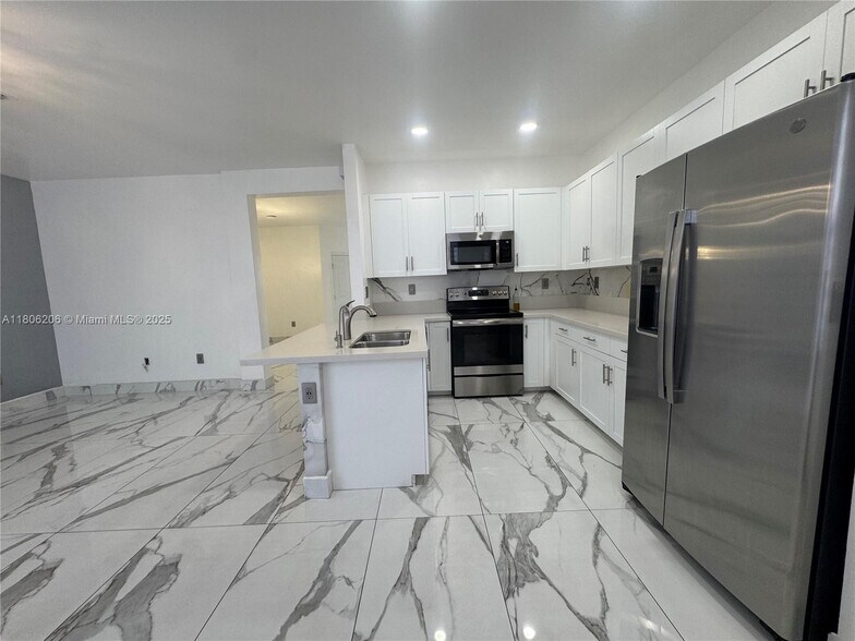 Building Photo - 3368 W 108th St