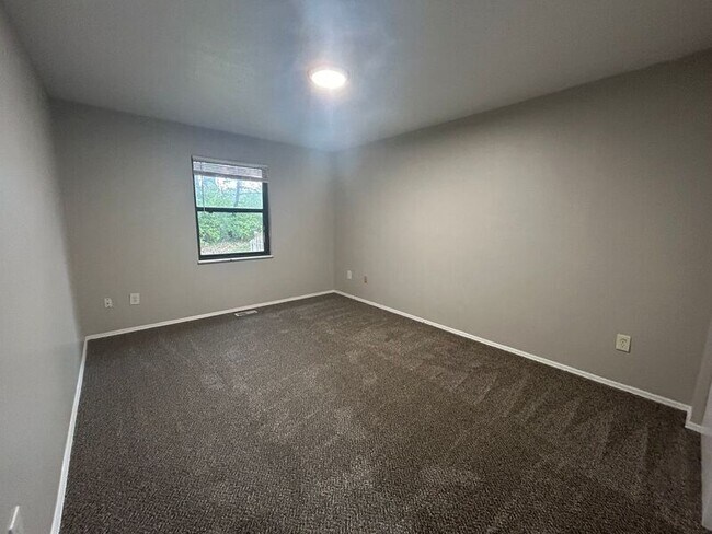 Building Photo - 647 Hidden Valley Ct