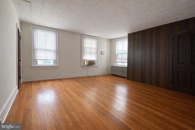 Building Photo - 115 W Broadway