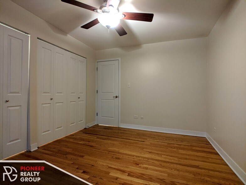 Building Photo - 643 W Wrightwood Ave