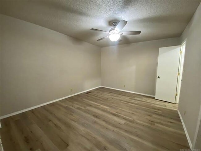 Building Photo - Jenks Schools! This 3 bedroom, 2 bath duplex is located at back of cul-de-sac