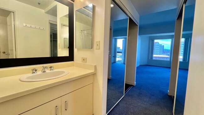Building Photo - Spacious and convenient  east-facing 1Bd 1...
