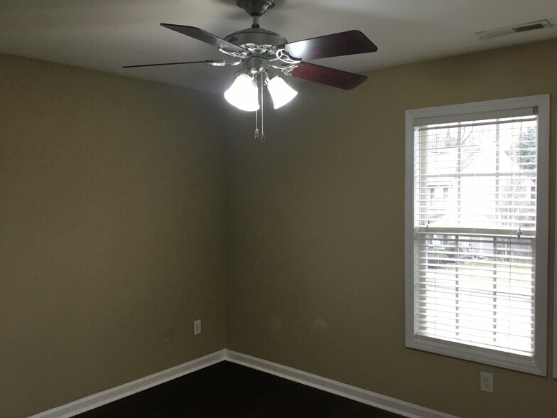 Building Photo - 204 Ber Creek Dr