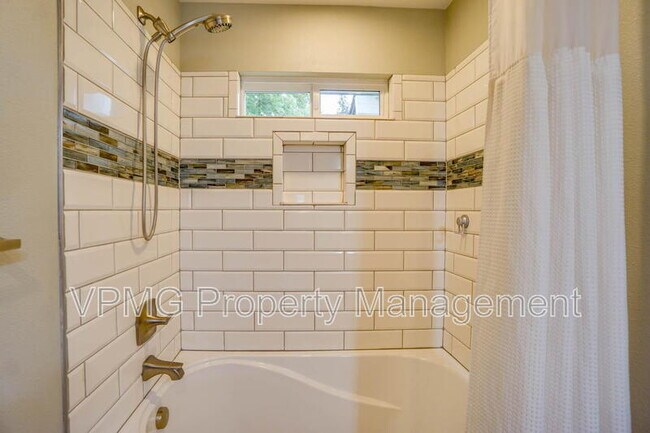 Building Photo - 6904 NE 70th St