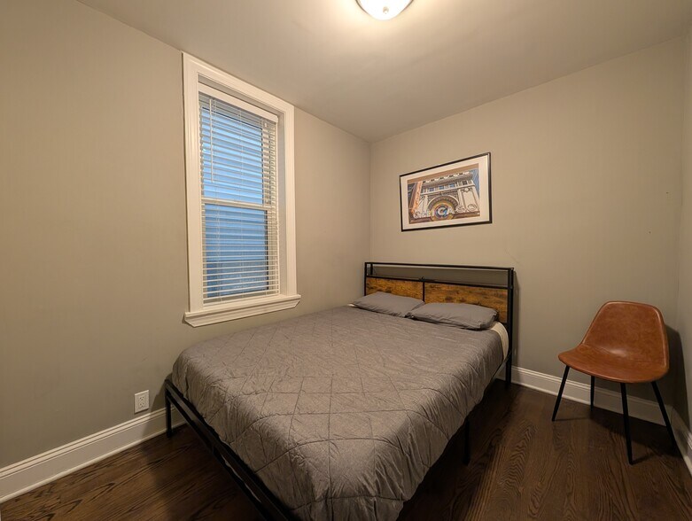 Building Photo - 1911 W Addison St