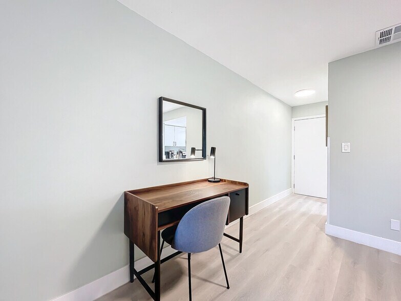 Building Photo - 1401 SE 15th St