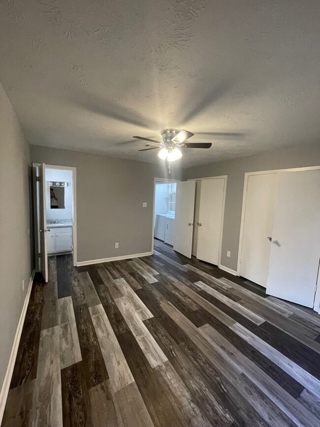 Building Photo - 1917 Pine Tree Dr