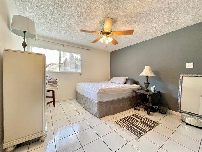 Building Photo - 6342 Newtown Cir