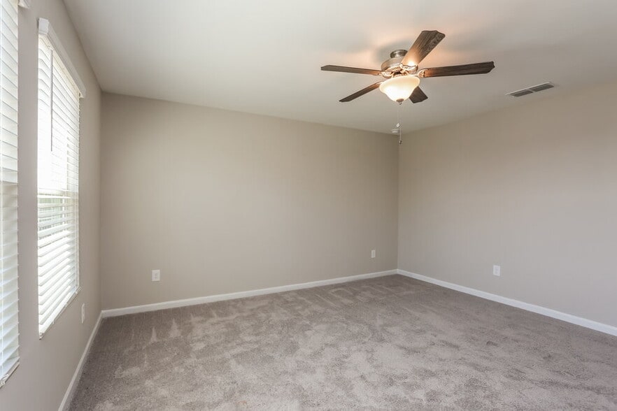 Building Photo - 19 Hyde Pk