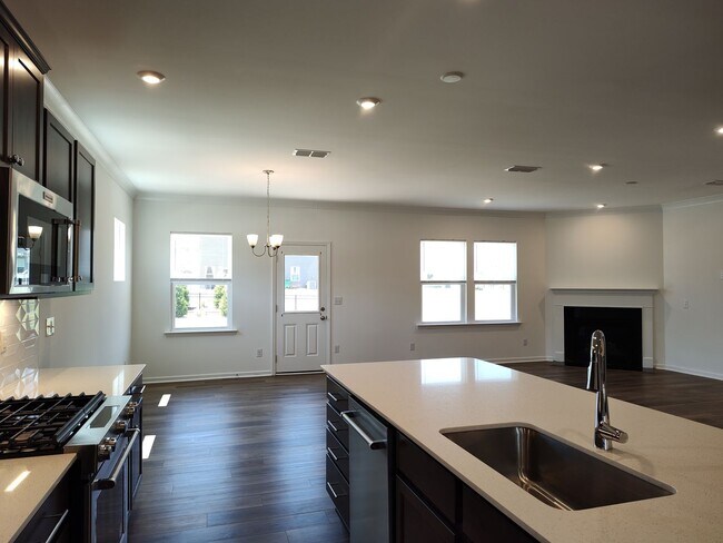 Building Photo - Move-in Ready home Located in The Parkside...