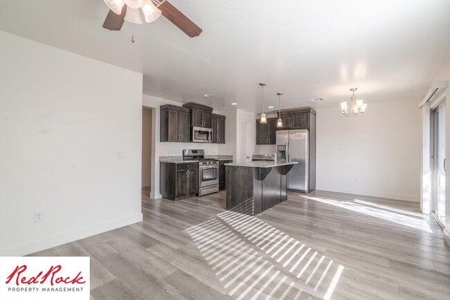 Building Photo - 4 Bed/2.5 Bath Townhome in Desert Bluff!