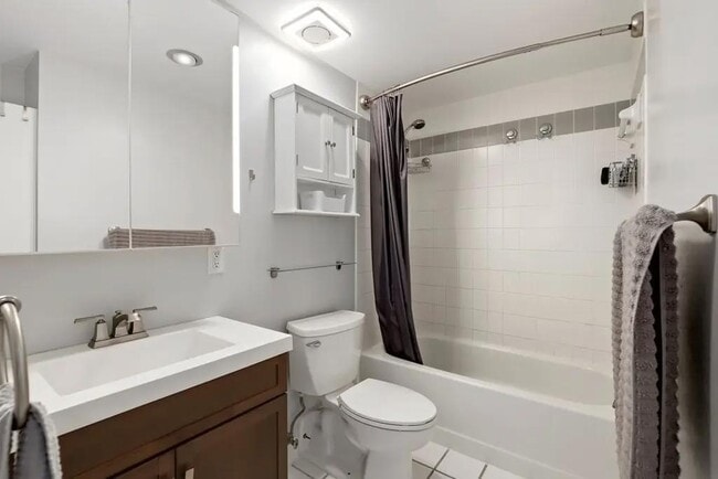 Building Photo - Spacious one bedroom