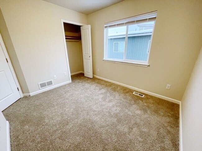 Building Photo - 137-137 Willow View Circle