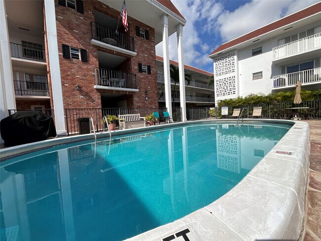 Building Photo - 2424 NE 9th St