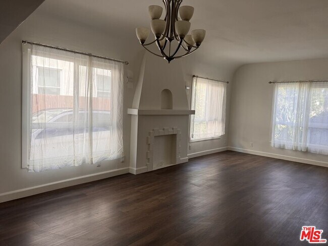 Building Photo - 1325 S Rimpau Blvd