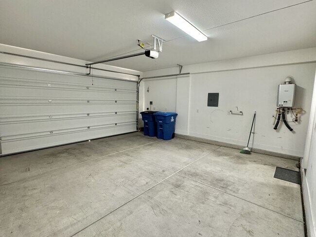 Building Photo - 8732 S Black Cordon Rd