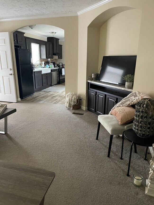 Building Photo - 3 Bedroom 2 Bath Home with large Sunroom i...