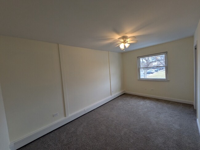 Building Photo - Spacious 3BR / 2BA Condo in Buffalo Grove private balcony, fireplace - Rent includes Heat,  Water...