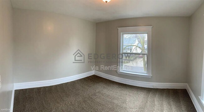 Building Photo - 939 Tamarack Ave NW
