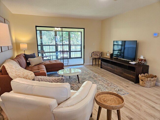 Building Photo - Seasonal Short-Term 2 Bedroom 2 Bathroom 2nd Floor Condo in Estancias of Capri Isles!