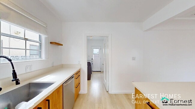 Building Photo - 2032 W 80th St