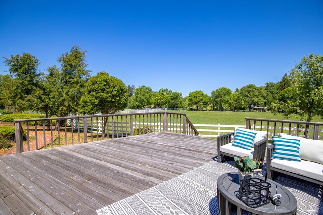 Building Photo - Beautiful 5 bedroom/3bath home with a pool