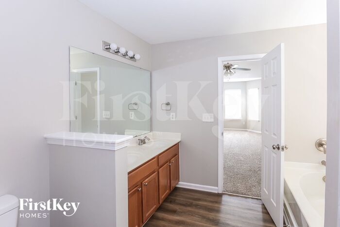 Building Photo - 8414 Oak Dr