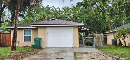 Building Photo - 4 bedroom 2 bath