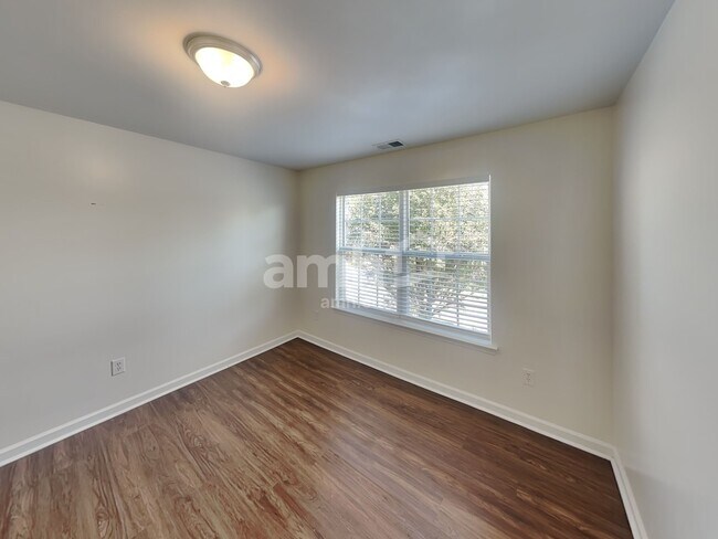 Building Photo - 447 Titans Cir