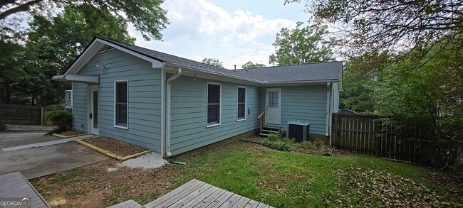 Building Photo - 820 Woodland Dr