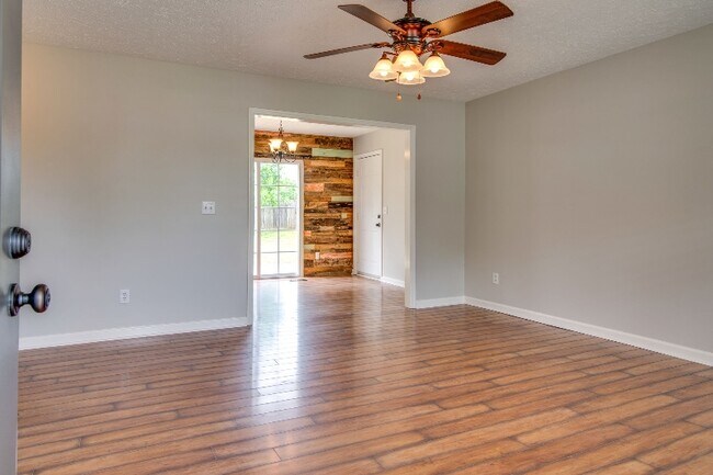 Building Photo - 104 Amelia Ct
