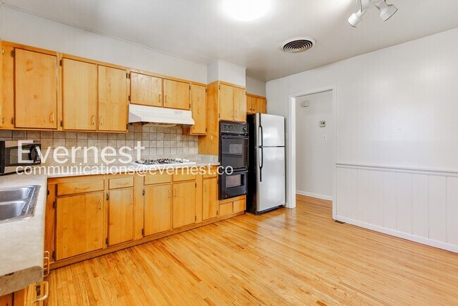 Building Photo - 4 Bed, 3 Bath Home with Fenced Yard & Garage / Available Soon!