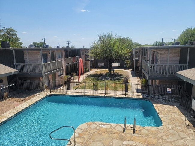 Building Photo - Fantastic price for this upstairs 1 bedroom apartment in Balcones Heights