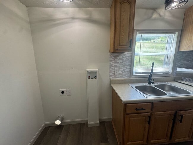 Building Photo - Updated 3BR Home on Half Acre in Kingsport, TN