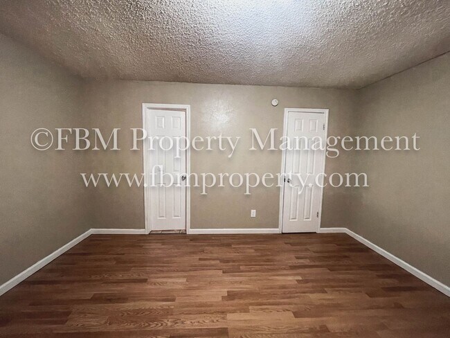 Building Photo - 2533 W Sycamore Ave