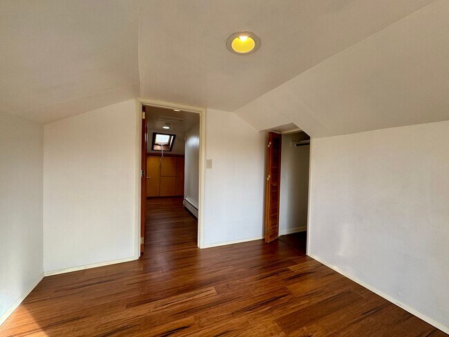 Building Photo - Beautiful 4 Bedroom, 2 Bath with Bonus Room in the Whiteaker Neighborhood!