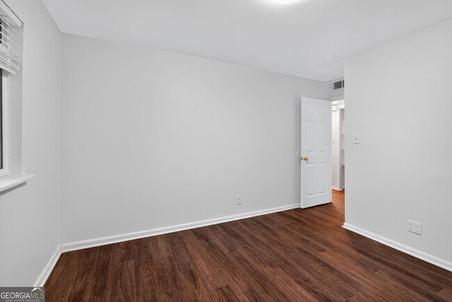 Building Photo - 2516 Peachwood Cir NE