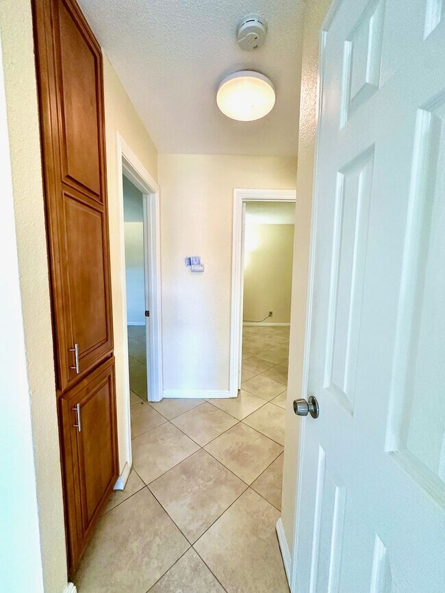 Building Photo - FOR RENT - Mira Mesa San Diego 2Br/1Ba 698...