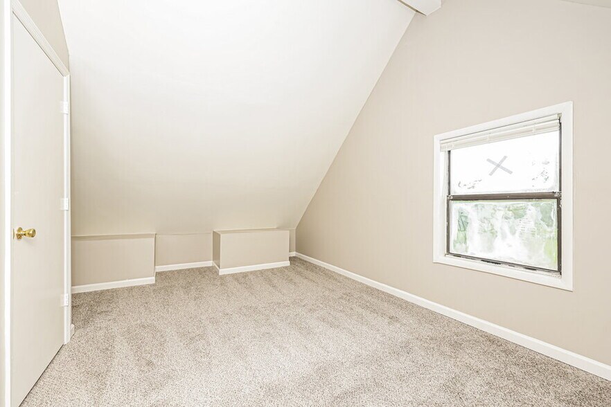 Building Photo - 110 Bland Dr